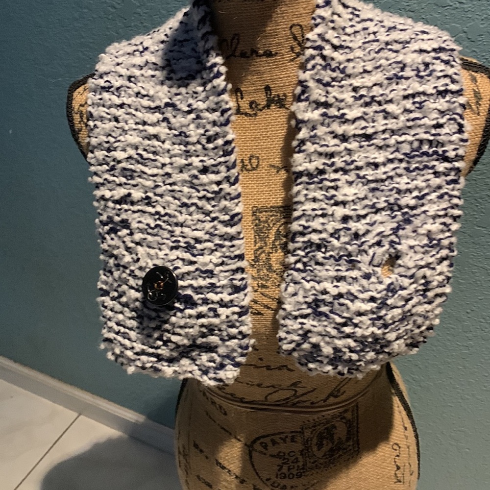 Handmade scarf with button - Picture 5 of 5